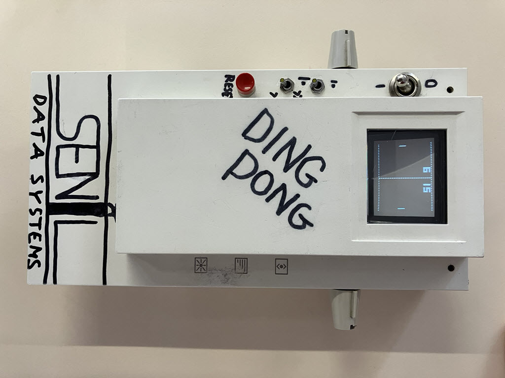 Ding Pong - A pong in a door beel